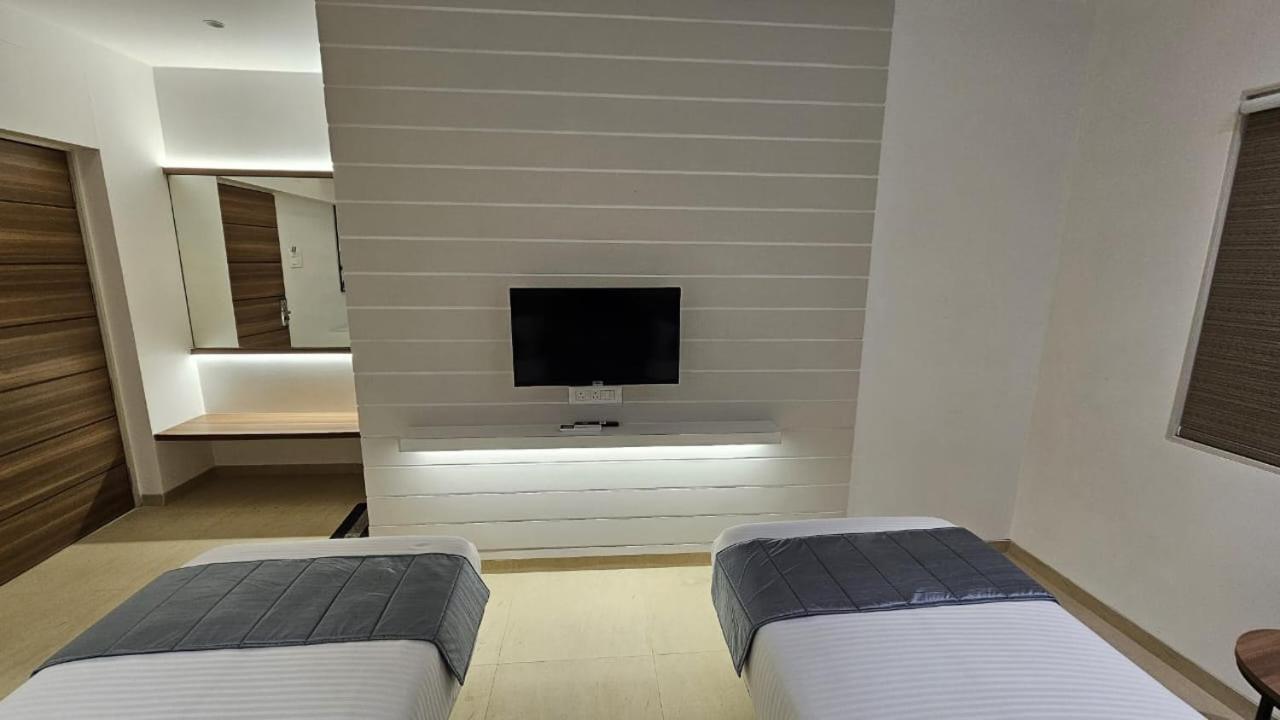 Hotel Veesons Executive โซลาปูร์ ภายนอก รูปภาพ