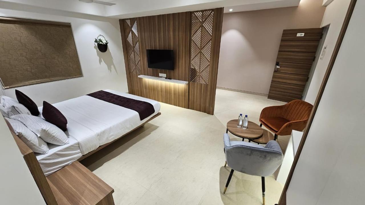 Hotel Veesons Executive โซลาปูร์ ภายนอก รูปภาพ