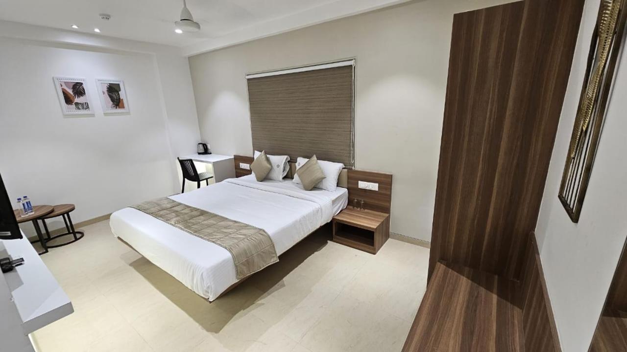 Hotel Veesons Executive โซลาปูร์ ภายนอก รูปภาพ