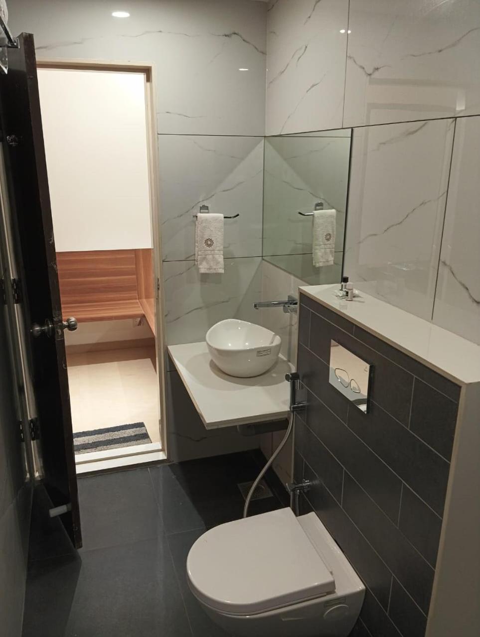 Hotel Veesons Executive โซลาปูร์ ภายนอก รูปภาพ