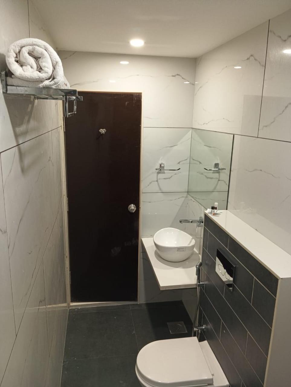 Hotel Veesons Executive โซลาปูร์ ภายนอก รูปภาพ