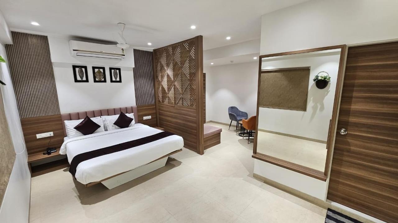 Hotel Veesons Executive โซลาปูร์ ภายนอก รูปภาพ